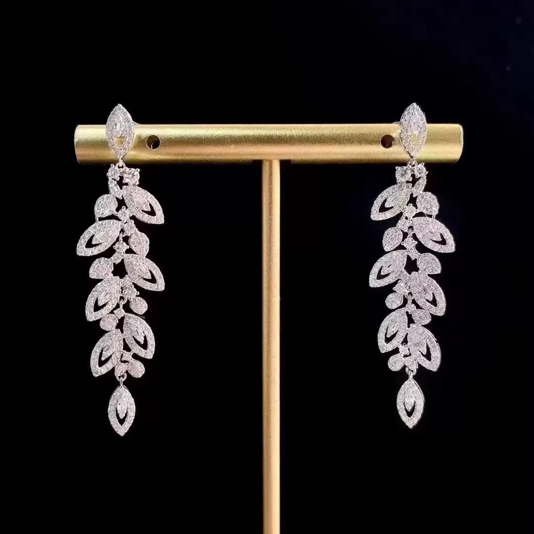 14k Gold 1.8 Ct Natural H Diamond Earrings: Ref:230973194 // gold content:14k gold // main gemstone:diamond // shape:multiply // carat weight:1. 8ct // clarity grade:vs-si // color:h // treatment:natural // Condition: New Low Estimate: 6400