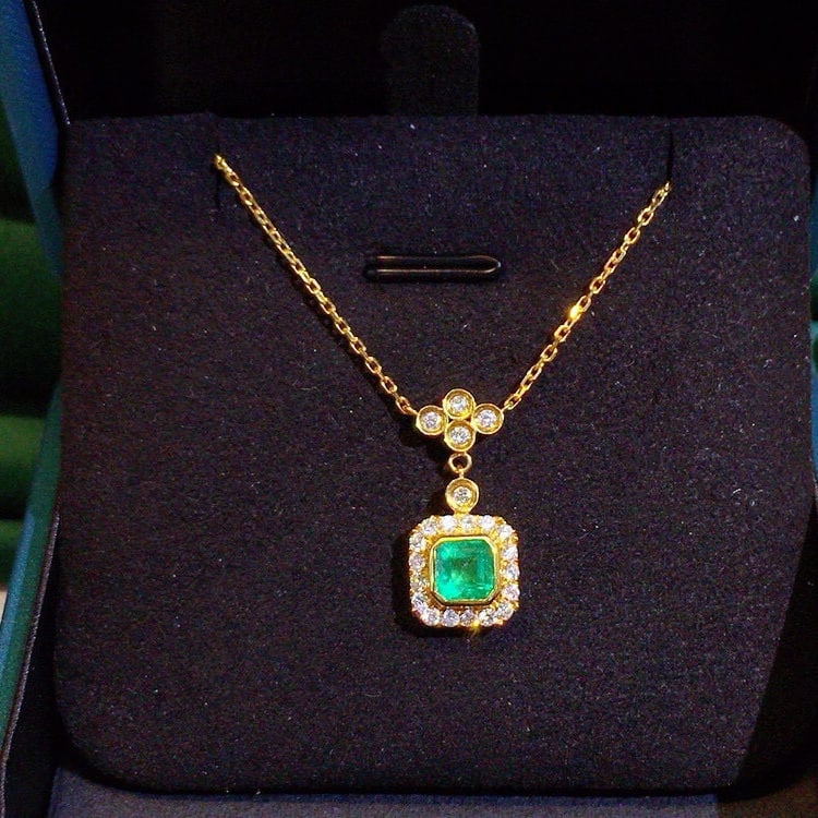 14k Gold 0.86 Ctw Natural Emerald & Diamond Necklace: Ref:230973121 // gold content:14k gold // main gemstone:emerald // shape:octagonal // carat weight:0. 53ct // color:green // treatment:natural // // adjacent gemstone 2 : diamond // shape:round //