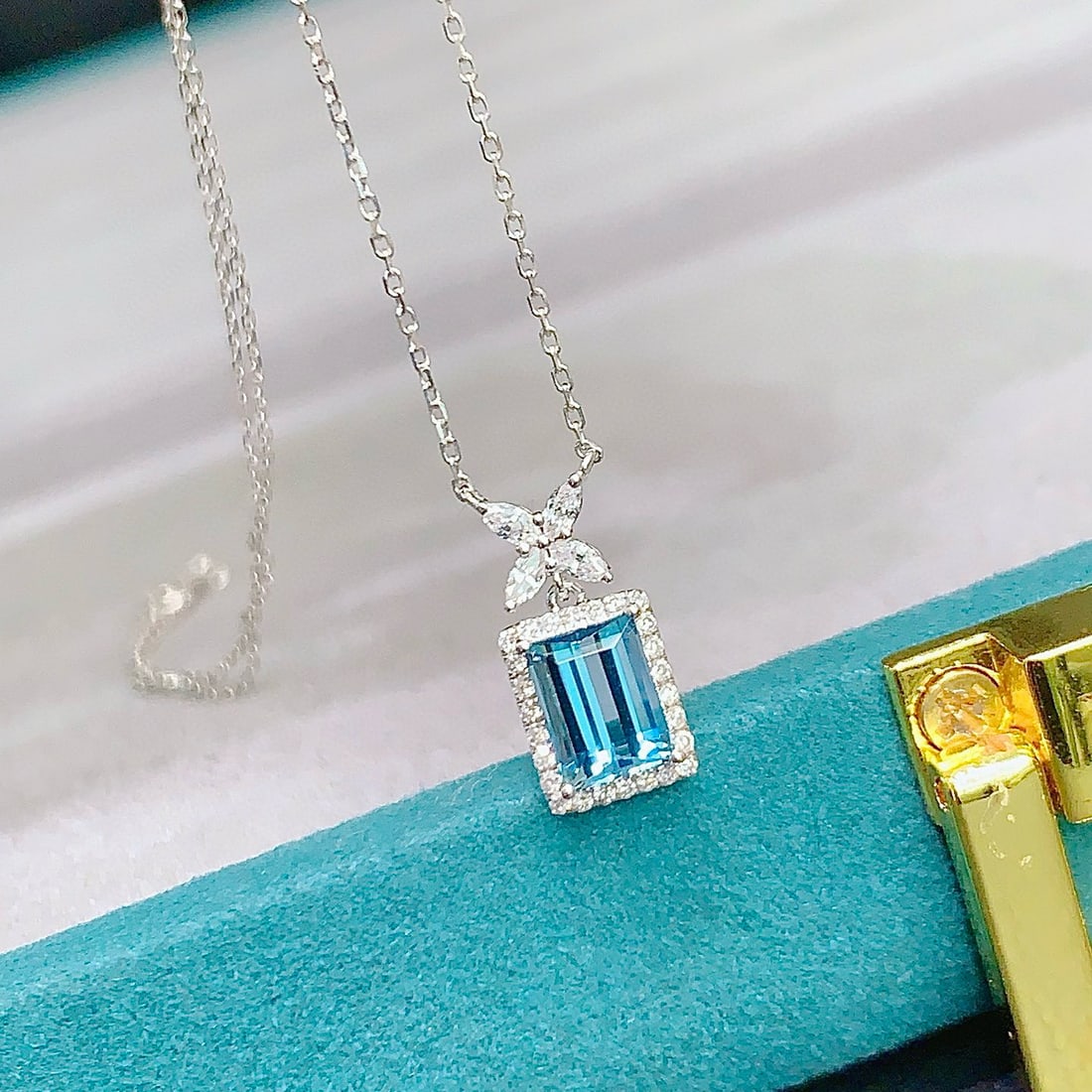 14k Gold 1.00 Ct Natural Aquamarine & Diamond Necklace - 2