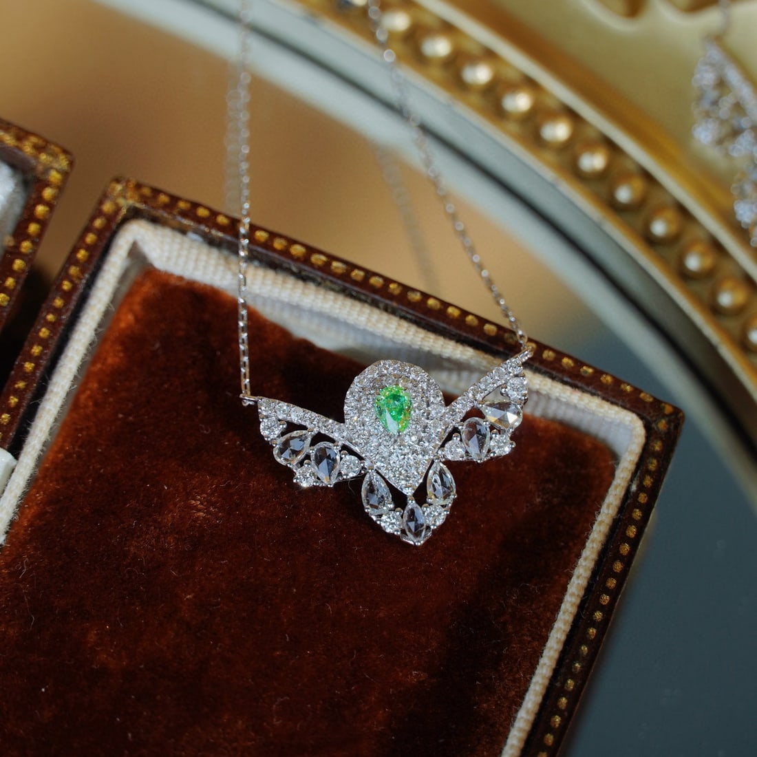 14k Gold 0.42 Ctw Natural Green Diamond & Diamond Necklace: Ref:230973191 // gold content:14k gold // main gemstone:green diamond // shape:pear // carat weight:0. 12ct // color:green // treatment:natural // // adjacent gemstone 2 : diamond // shape:round //