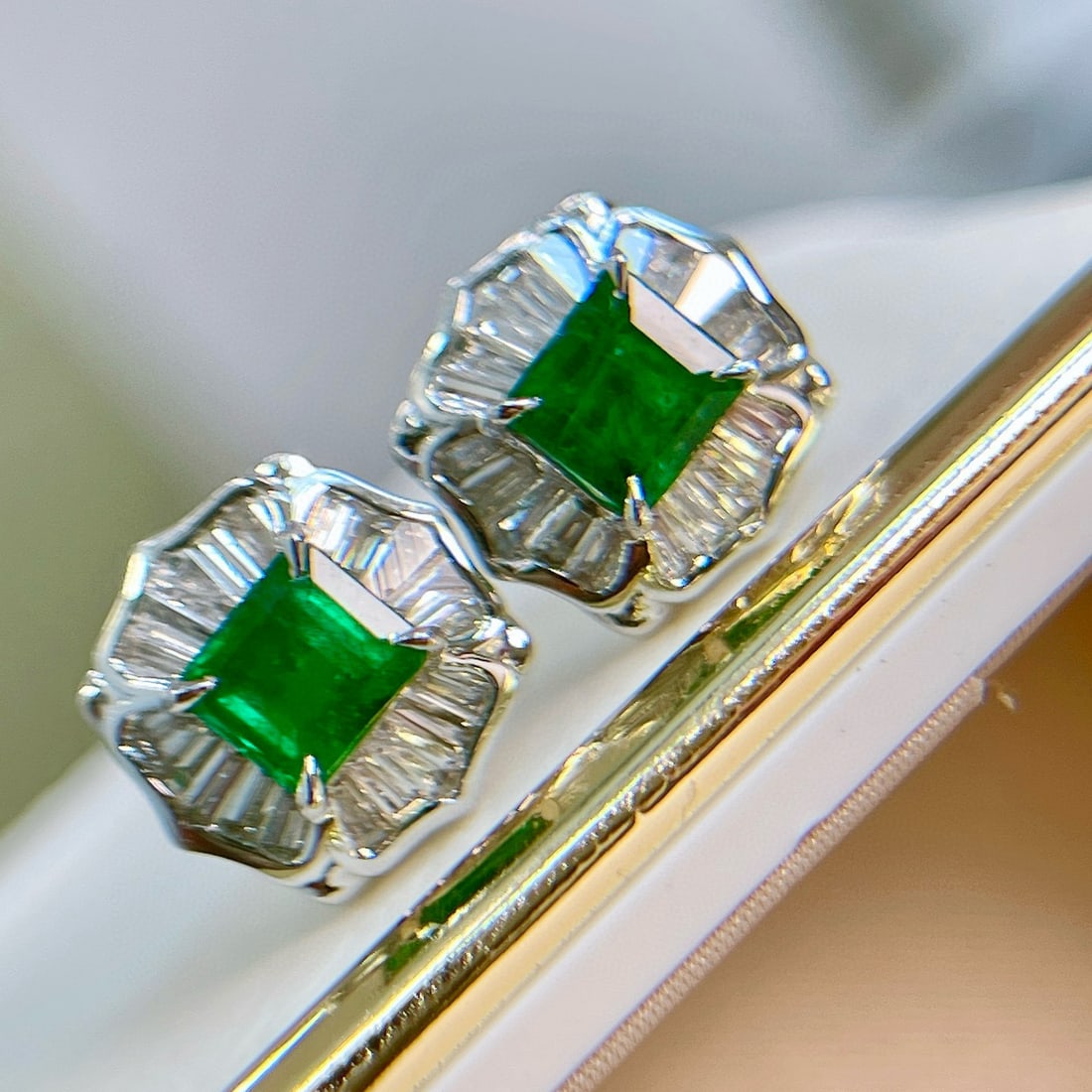 14k Gold 1.4 Ctw Vivid Green Natural Emerald & Diamond Earrings: Ref:230973148 // gold content:14k gold // main gemstone:emerald // shape:octagonal // carat weight:1ct // color:vivid green // treatment:natural // // adjacent gemstone 2 : diamond // shape:baguette