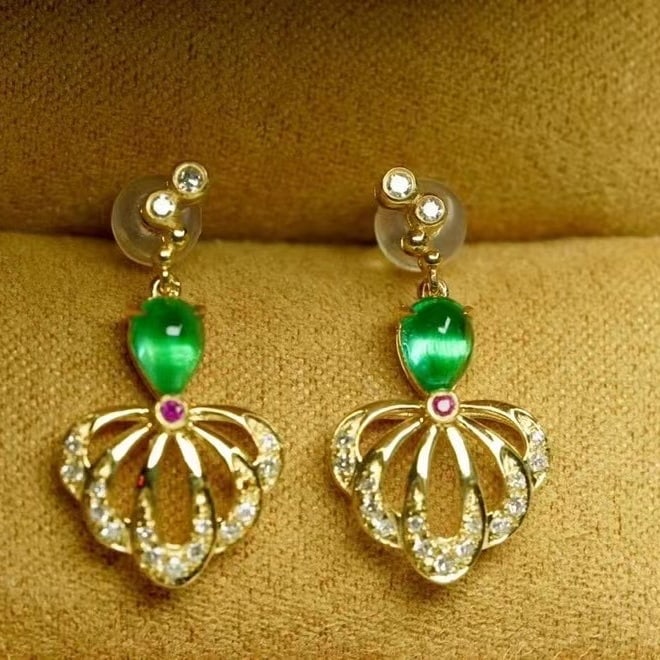 14k Gold 1 Ct Natural Emerald & Diamond Earrings: Ref:230973161 // gold content:14k gold // main gemstone:emerald // shape:pear // carat weight:1ct // color:green // treatment:natural // // adjacent gemstone 2 : diamond // shape:round // clarity