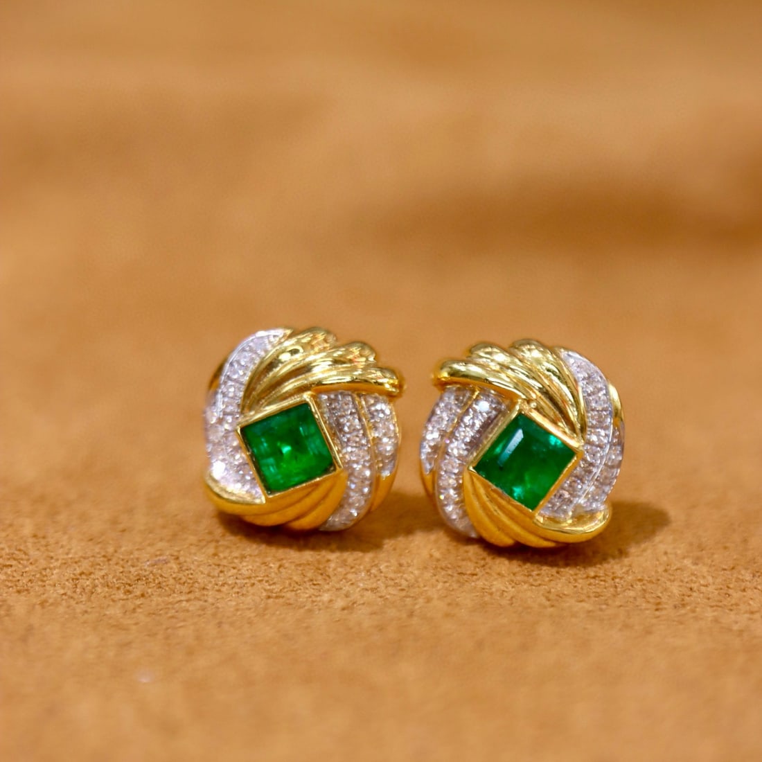 14k Gold 0.71 Ctw Vivid Green Natural Emerald & Diamond Earrings: Ref:230973230 // gold content:14k gold // main gemstone:emerald // shape:square // carat weight:0. 60ct // color:vivid green // treatment:natural // // adjacent gemstone 2 : diamond // shape:round //
