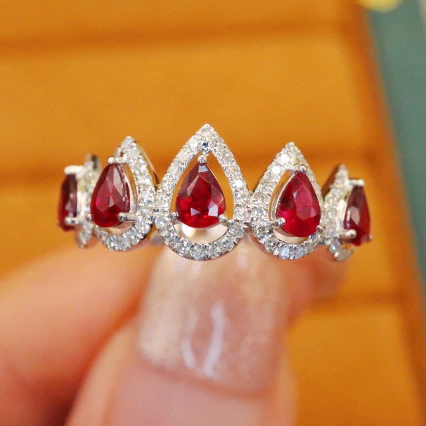 14k Gold 1.22 Ctw Natural Ruby & Diamond Ring: Ref:230974038 // gold content:14k gold // ring size:7. 25us // // main gemstone:ruby // shape:pear // carat weight:0. 97ct // color:pigeonblood red // treatment:natural // // adjacent gemstone 2 :
