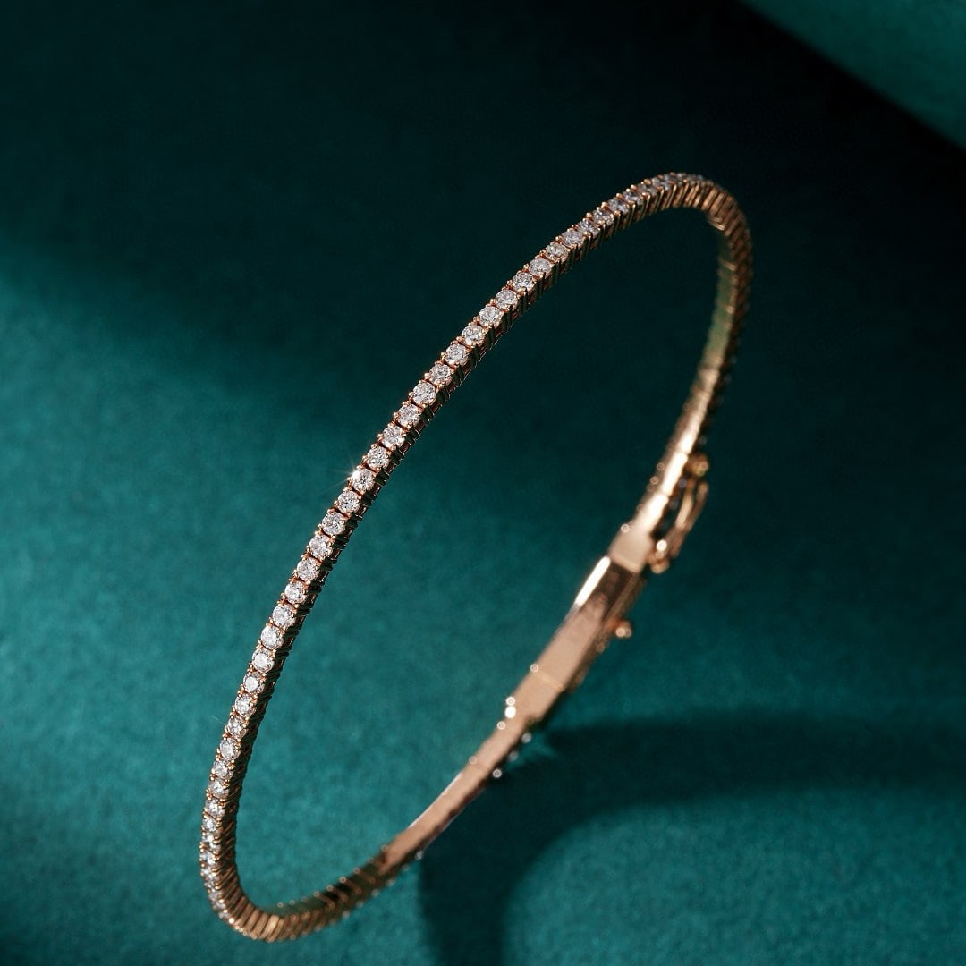 14k Gold 0.93 Ct Natural H Diamond Bangle: Ref:230974066 // gold content:14k gold // main gemstone:diamond // shape:round // carat weight:0. 93ct // clarity grade:vs-si // color:h // treatment:natural // cut grade:g // Low Estimate: 5500