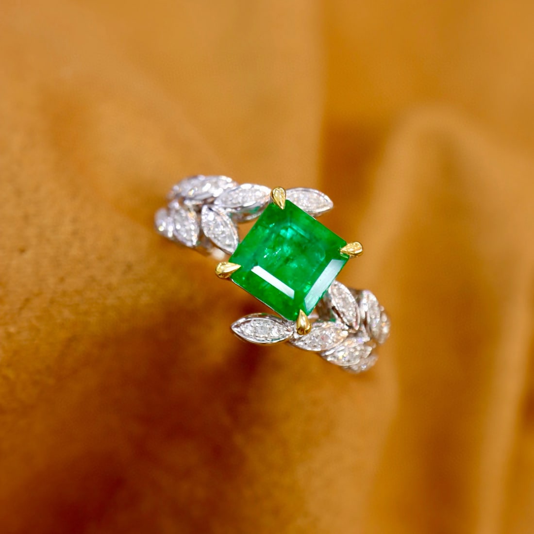 14k Gold 2.13 Ctw Vivid Green Natural Emerald & Diamond Ring - 4