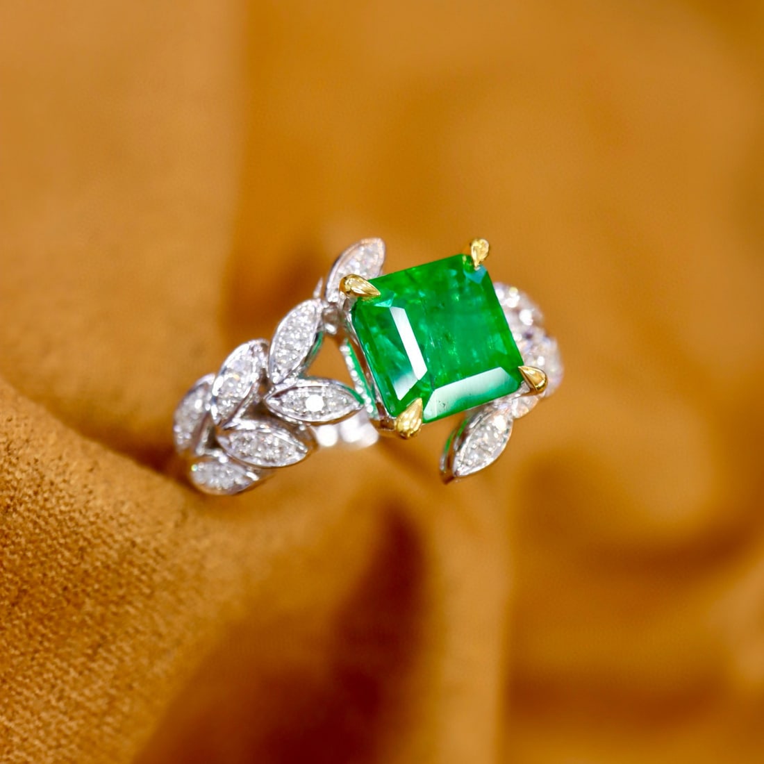 14k Gold 2.13 Ctw Vivid Green Natural Emerald & Diamond Ring - 5