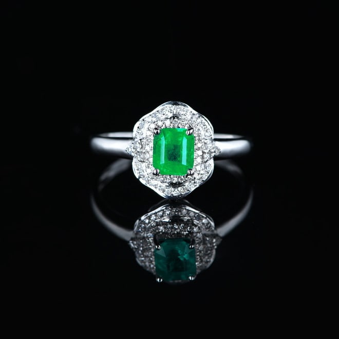14k Gold 0.6 Ct Vivid Green Natural Emerald & Diamond Ring: Ref:230974022 // gold content:14k gold // ring size:7. 25us // // main gemstone:emerald // shape:octagonal // carat weight:0. 6ct // color:vivid green // treatment:natural // // adjacent gemstone 2 : 