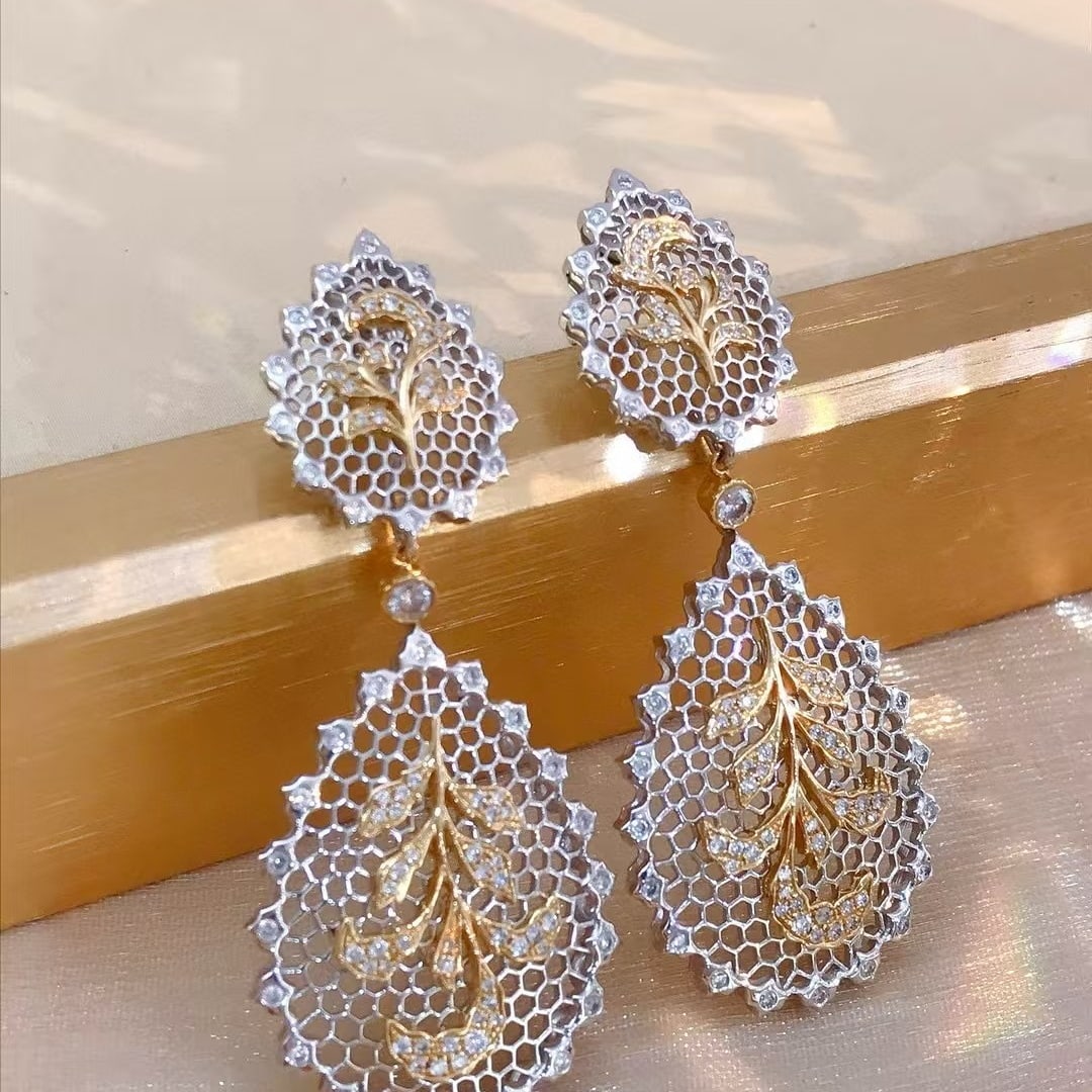 14k Gold 0.76 Ct Natural H Diamond Earrings: Ref:230974120 // gold content:14k gold // main gemstone:diamond // shape:round // carat weight:0. 76ct // clarity grade:vs-si // color:h // treatment:natural // cut grade:g // Low Estimate: 7000
