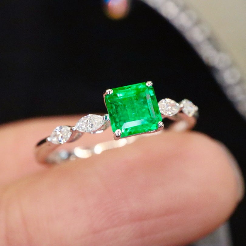 14k Gold 0.72 Ctw Vivid Green Natural Emerald & Diamond Ring - 3