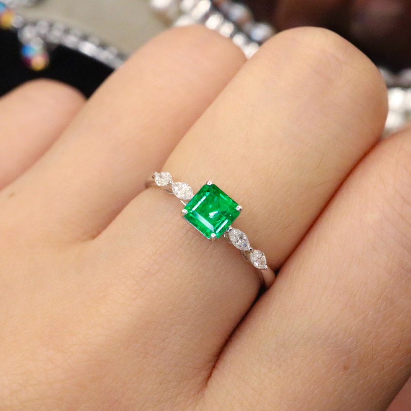 14k Gold 0.72 Ctw Vivid Green Natural Emerald & Diamond Ring - 5