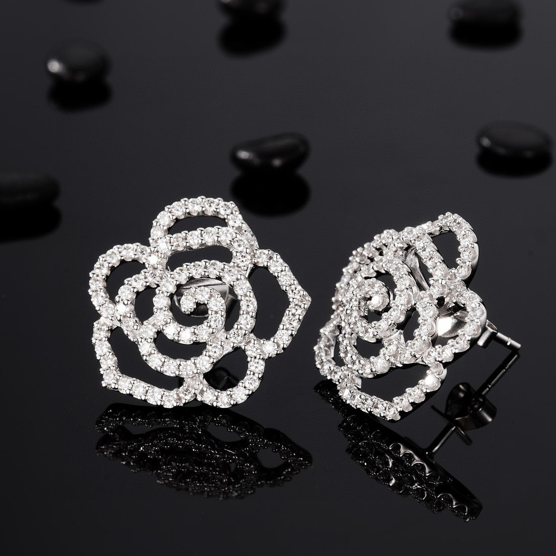 14k Gold 1.04 Ct Natural H Diamond Earrings: Ref:230974217 // gold content:14k gold // main gemstone:diamond // shape:round // carat weight:1. 04ct // clarity grade:vs-si // color:h // treatment:natural // cut grade:g // Low Estimate: 4600