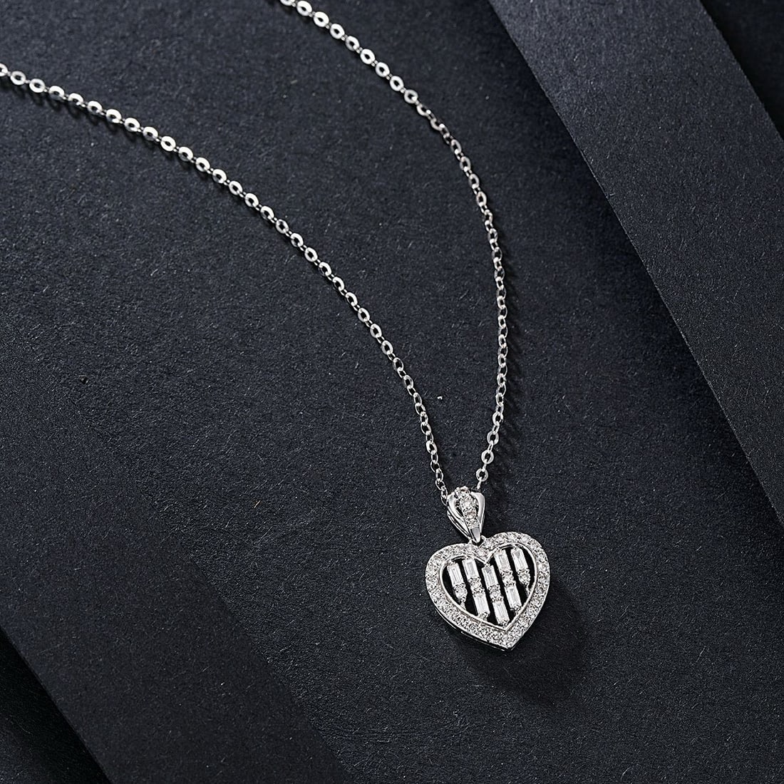 14k Gold 0.38 Ctw Natural H Diamond Pendant( Without Chain ): Ref:230974147 // gold content:14k gold // main gemstone:diamond // shape:baguette // carat weight:0. 13ct // clarity grade:vs-si // color:h // treatment:natural // // adjacent gemstone 2 : diamond //