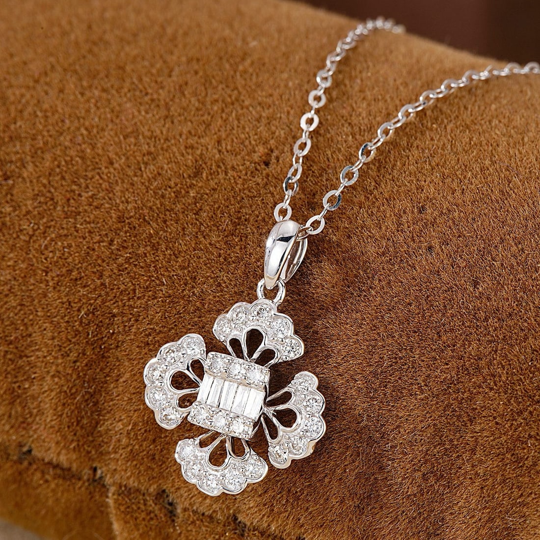 14k Gold 0.36 Ctw Natural H Diamond Pendant( Without Chain ): Ref:230974121 // gold content:14k gold // main gemstone:diamond // shape:baguette // carat weight:0. 08ct // clarity grade:vs-si // color:h // treatment:natural // // adjacent gemstone 2 : diamond // 
