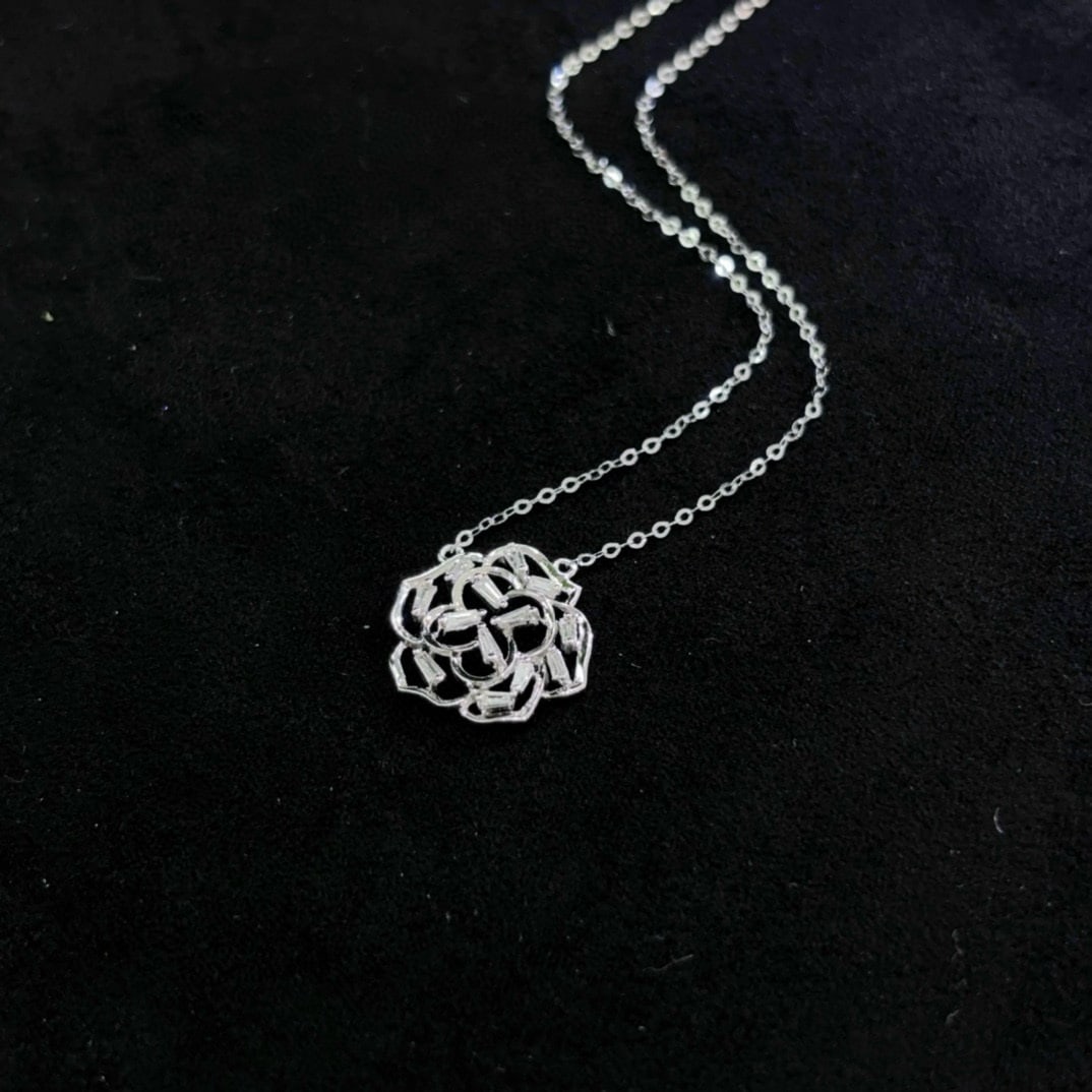 14k Gold 0.14 Ct Natural H Diamond Necklace: Ref:230974291 // gold content:14k gold // main gemstone:diamond // shape:baguette // carat weight:0. 14ct // clarity grade:vs-si // color:h // treatment:natural // Low Estimate: 1300 High Estimate: