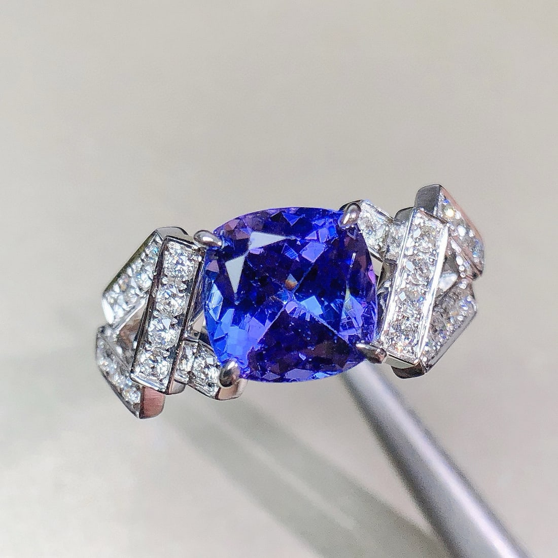 14k Gold 3.25 Ctw Natural Tanzanite & Diamond Ring - 2