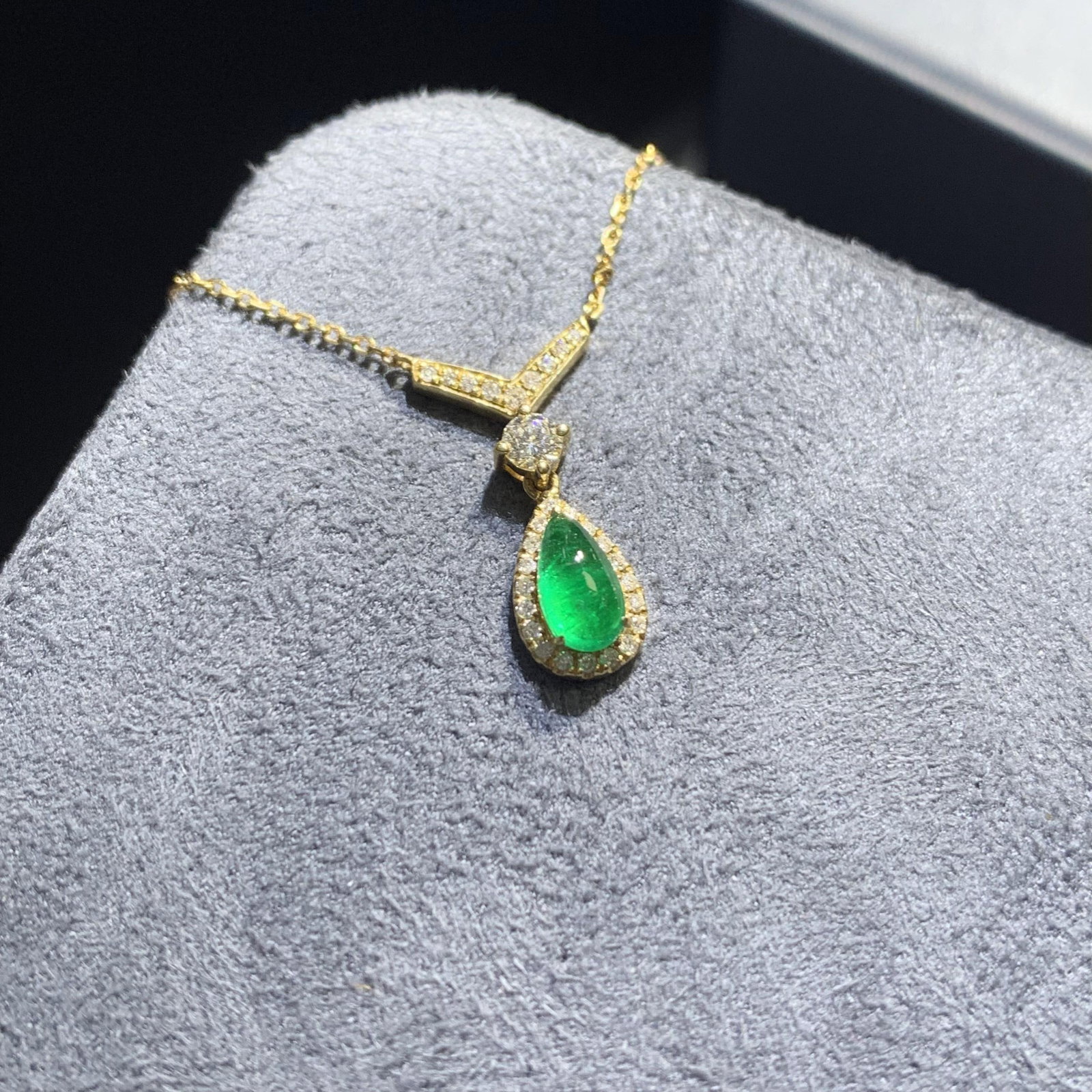 14k Gold 0.70 Ctw Natural Emerald & Diamond Necklace: Ref:230974354 // gold content:14k gold // main gemstone:emerald // shape:pear // carat weight:0. 45ct // color:green // treatment:natural // // adjacent gemstone 2 : diamond // shape:round // carat