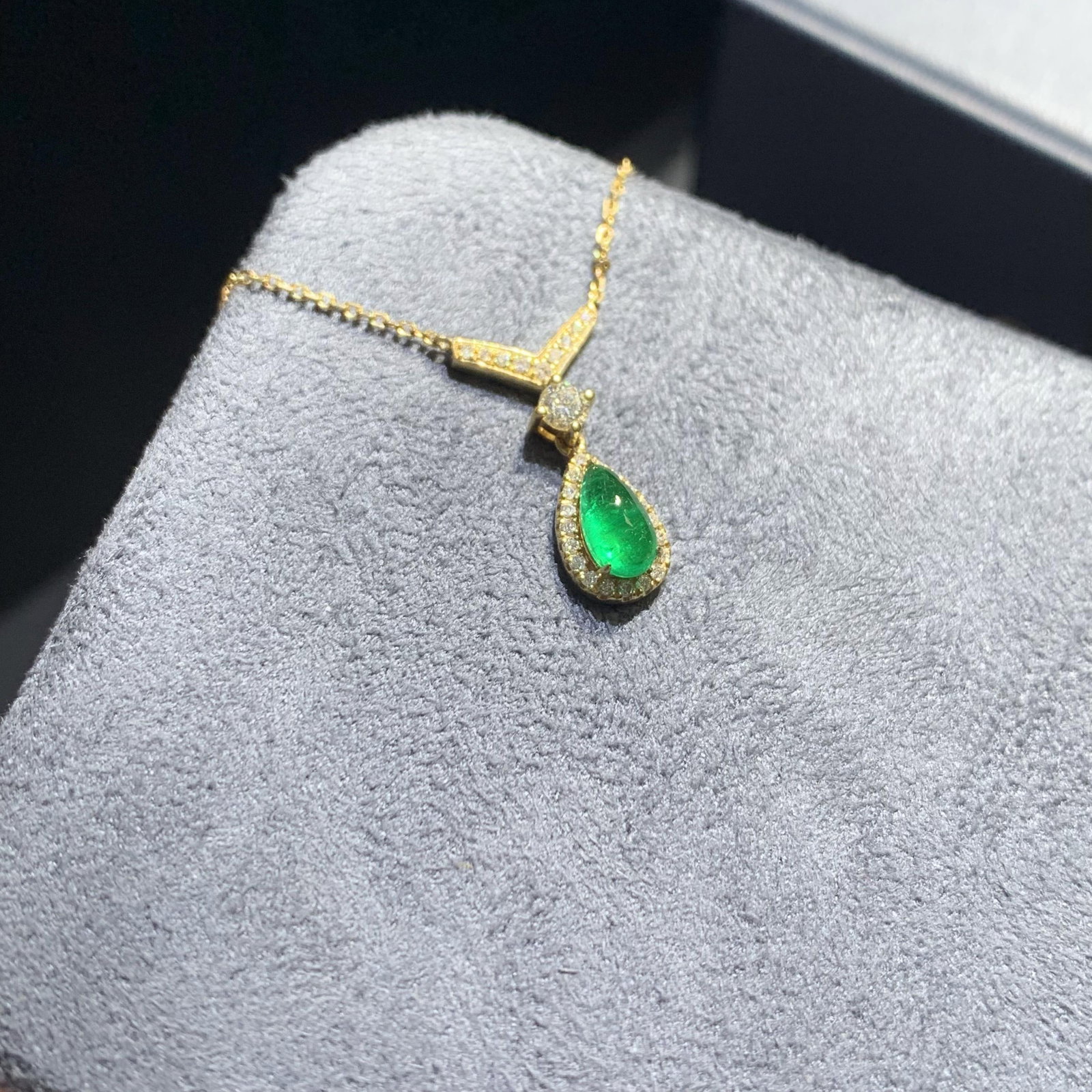 14k Gold 0.70 Ctw Natural Emerald & Diamond Necklace - 4