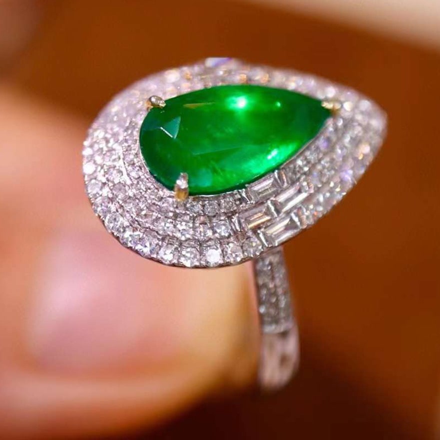 14k Gold 2.15 Ctw Vivid Green Natural Emerald & Diamond Ring: Ref:230974202 // gold content:14k gold // ring size:7. 25us // // main gemstone:emerald // shape:pear // carat weight:1. 60ct // color:vivid green // treatment:natural // // adjacent gemstone 2 :