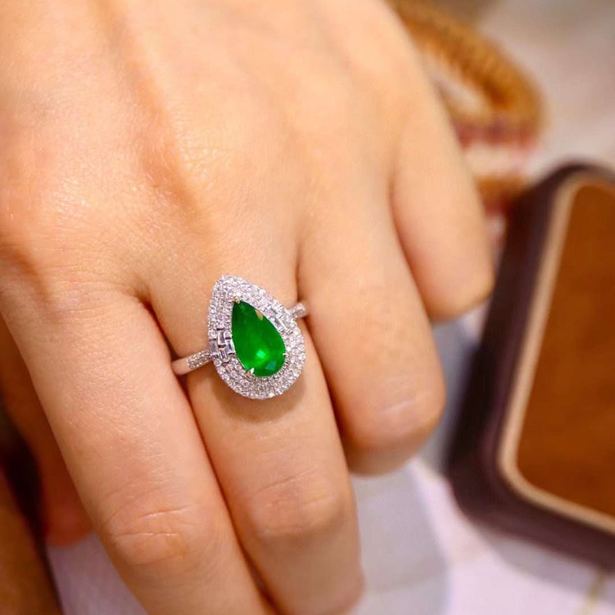 14k Gold 2.15 Ctw Vivid Green Natural Emerald & Diamond Ring - 2