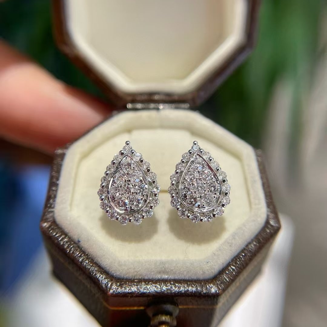 14k Gold 0.60 Ct Natural H Diamond Earrings: Ref:230974370 // gold content:14k gold // main gemstone:diamond // shape:round // carat weight:0. 60ct // clarity grade:vs-si // color:h // treatment:natural // cut grade:g // Low Estimate: 2400