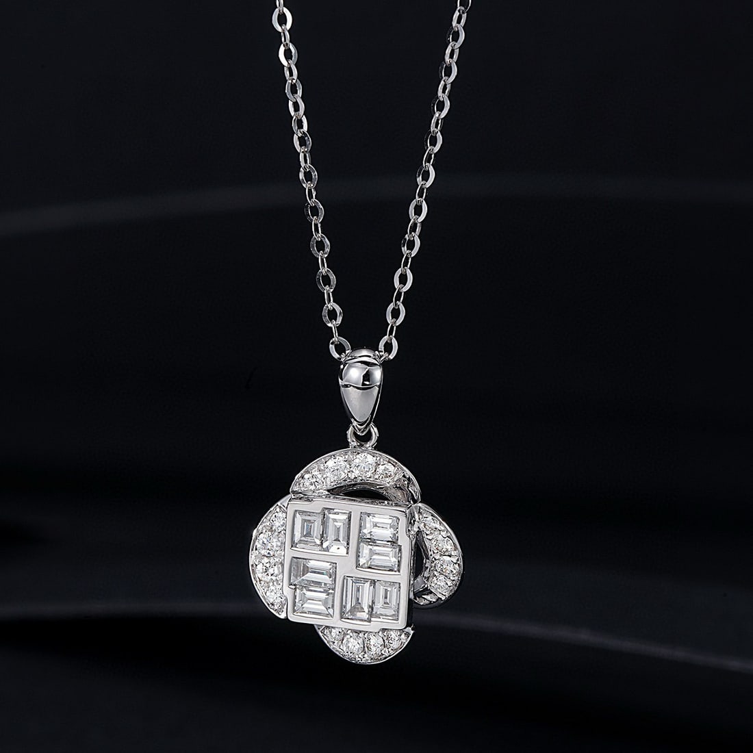 14k Gold 0.64 Ctw Natural H Diamond Pendant( Without Chain ): Ref:230974270 // gold content:14k gold // main gemstone:diamond // shape:baguette // carat weight:0. 45ct // clarity grade:vs-si // color:h // treatment:natural // // adjacent gemstone 2 : diamond // 