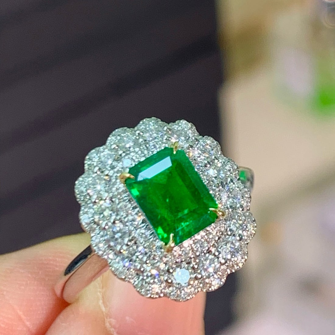 14k Gold 0.9 Ct Vivid Green Natural Emerald & Diamond Ring: Ref:230974280 // gold content:14k gold // ring size:7. 25us // // main gemstone:emerald // shape:octagonal // carat weight:0. 9ct // color:vivid green // treatment:natural // // adjacent gemstone 2 :