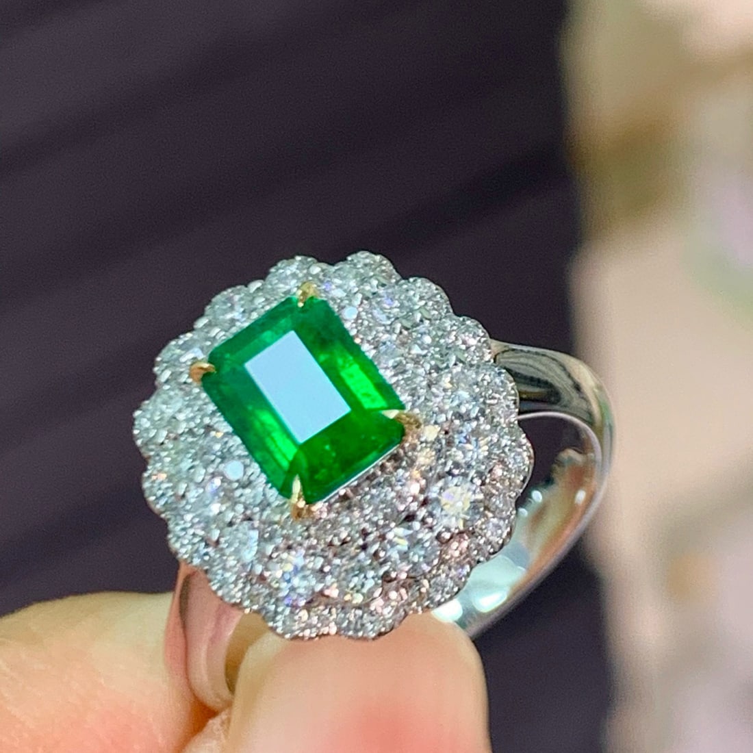 14k Gold 0.9 Ct Vivid Green Natural Emerald & Diamond Ring - 2