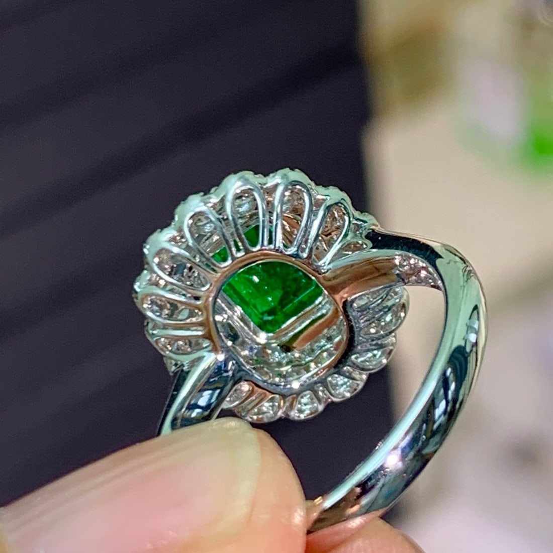 14k Gold 0.9 Ct Vivid Green Natural Emerald & Diamond Ring - 3