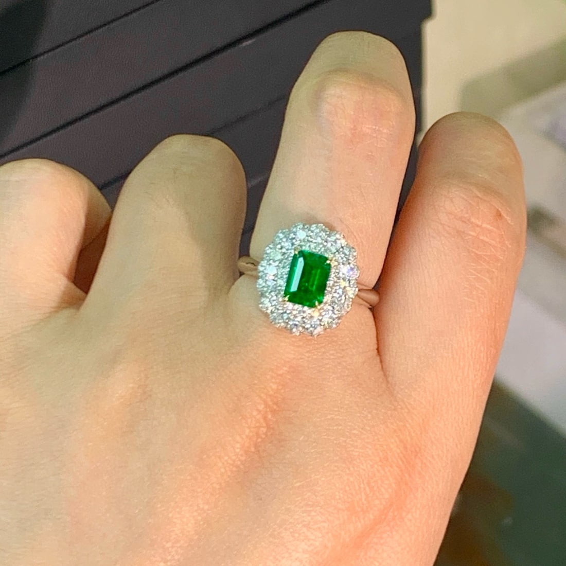 14k Gold 0.9 Ct Vivid Green Natural Emerald & Diamond Ring - 4
