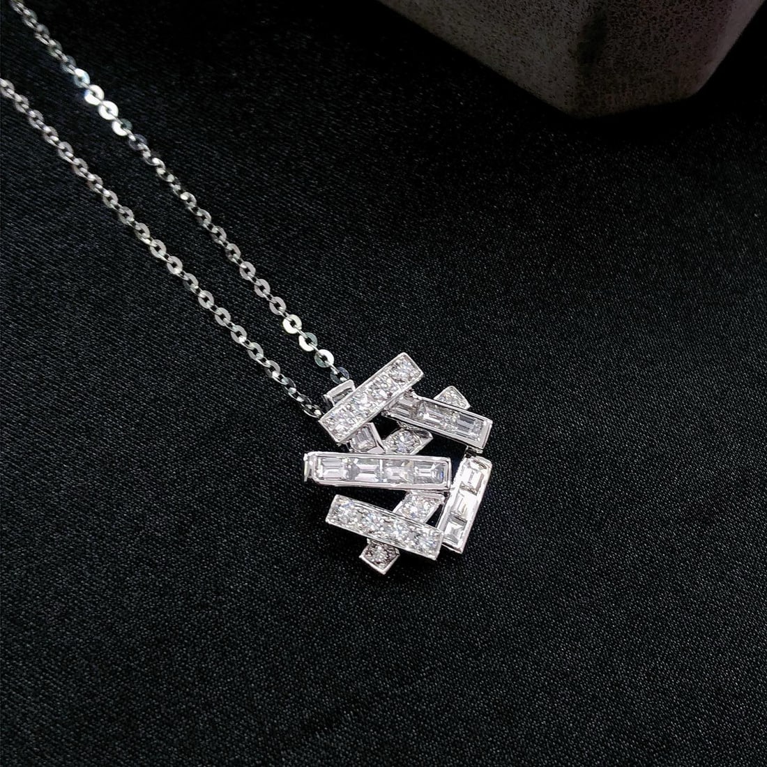 14k Gold 0.92 Ctw Natural H Diamond Pendant( Without Chain ): Ref:230974296 // gold content:14k gold // main gemstone:diamond // shape:baguette // carat weight:0. 65ct // clarity grade:vs-si // color:h // treatment:natural // // adjacent gemstone 2 : diamond //