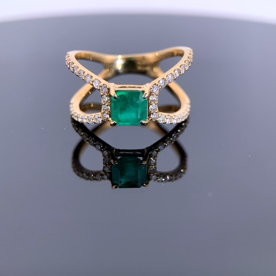 14k Gold 1.26 Ctw Natural Emerald & Diamond Ring: Ref:230974448 // gold content:14k gold // ring size:7. 25us // // main gemstone:emerald // shape:octagonal // carat weight:0. 81ct // color:green // treatment:natural // // adjacent gemstone 2 :