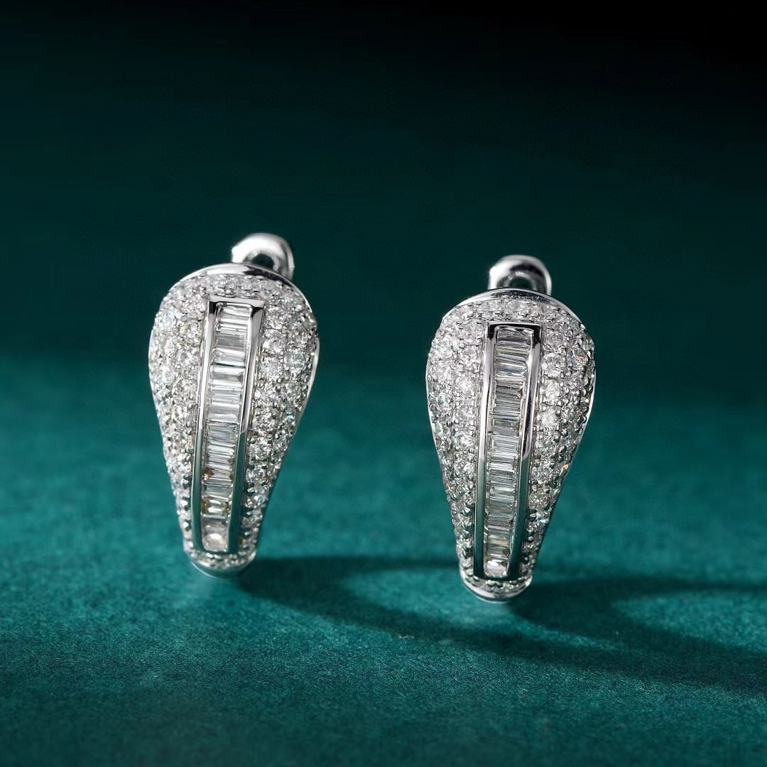 14k Gold 0.84 Ctw Natural H Diamond Earrings: Ref:230974306 // gold content:14k gold // main gemstone:diamond // shape:baguette // carat weight:0. 20ct // clarity grade:vs-si // color:h // treatment:natural // // adjacent gemstone 2 : diamond //