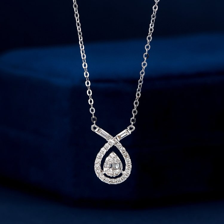 14k Gold 0.23 Ctw Natural H Diamond Necklace: Ref:230974324 // gold content:14k gold // main gemstone:diamond // shape:baguette // carat weight:0. 07ct // clarity grade:vs-si // color:h // treatment:natural // // adjacent gemstone 2 : diamond //