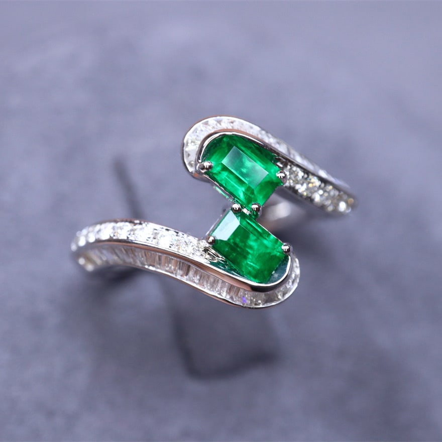 14k Gold 1.02 Ctw Vivid Green Natural Emerald & Diamond Ring - 2