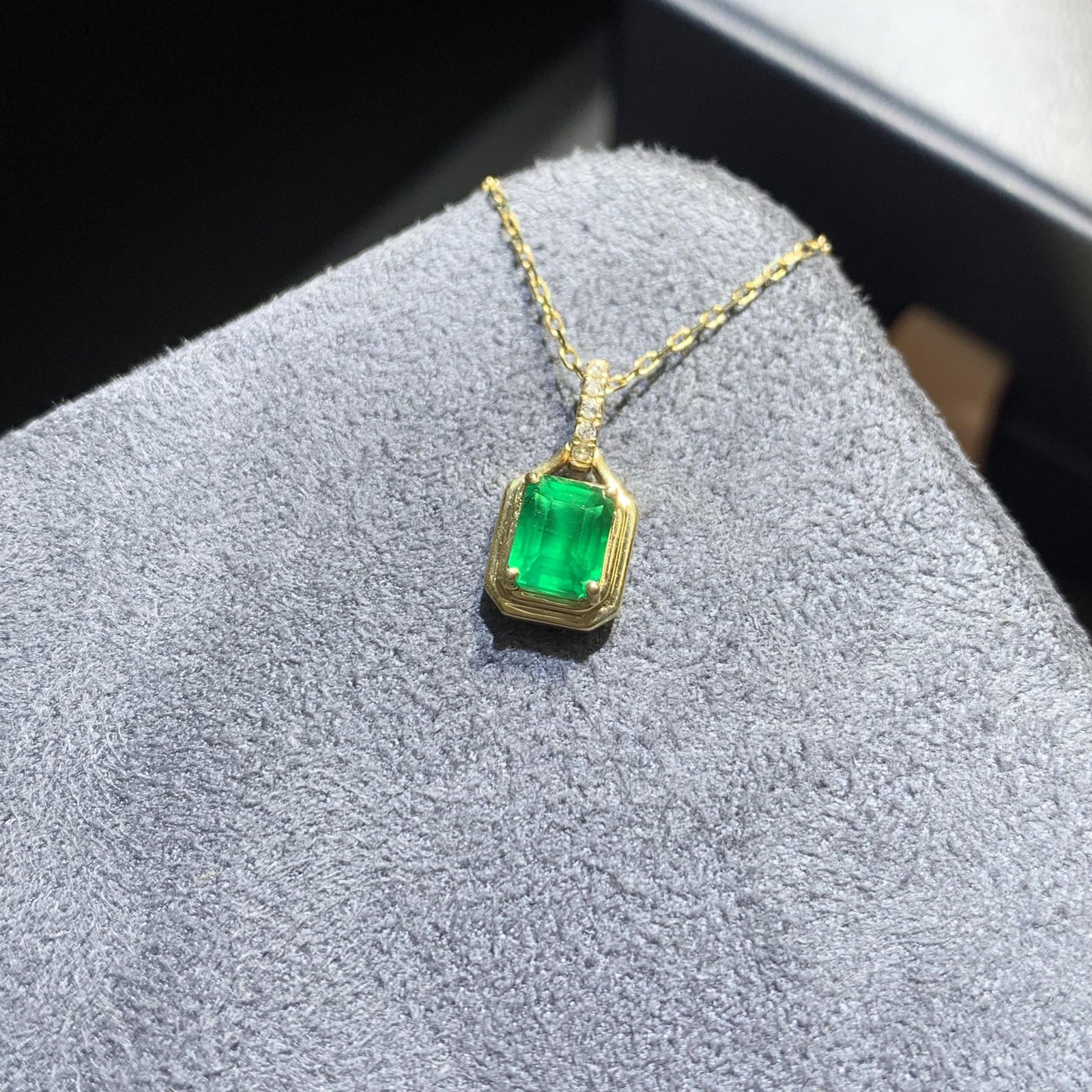 14k Gold 0.78 Ctw Vivid Green Natural Emerald & Diamond Necklace: Ref:230974445 // gold content:14k gold // main gemstone:emerald // shape:octagonal // carat weight:0. 75ct // color:vivid green // treatment:natural // // adjacent gemstone 2 : diamond // shape:round