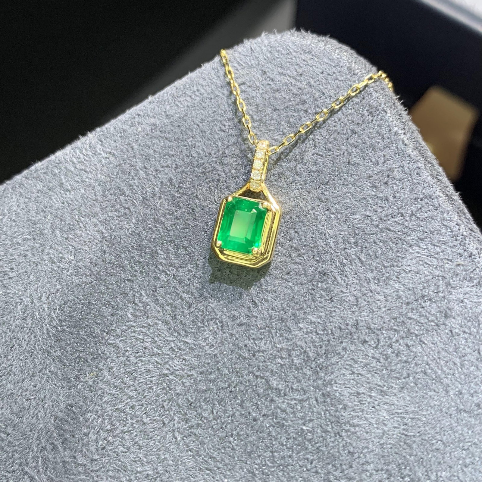 14k Gold 0.78 Ctw Vivid Green Natural Emerald & Diamond Necklace - 2