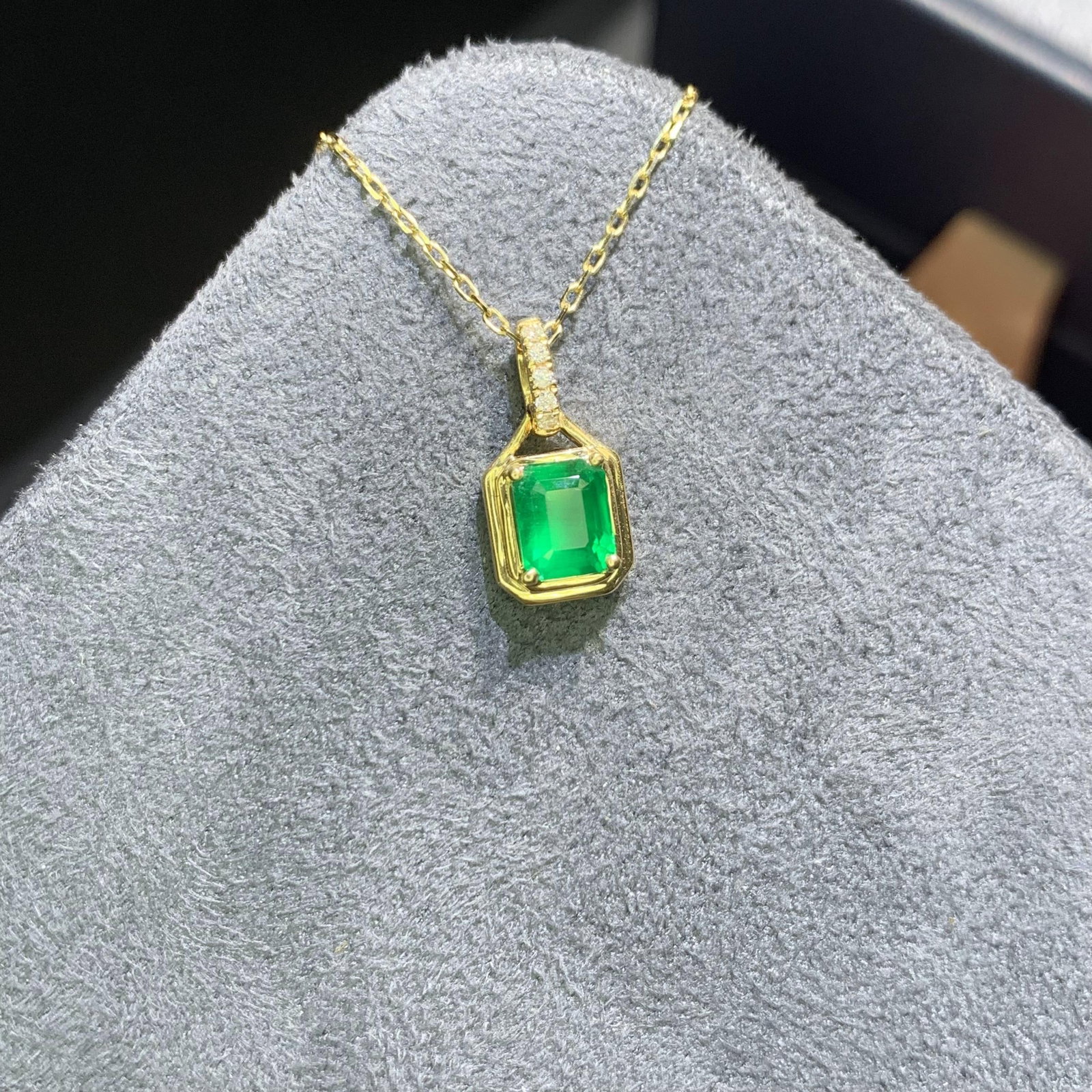 14k Gold 0.78 Ctw Vivid Green Natural Emerald & Diamond Necklace - 3