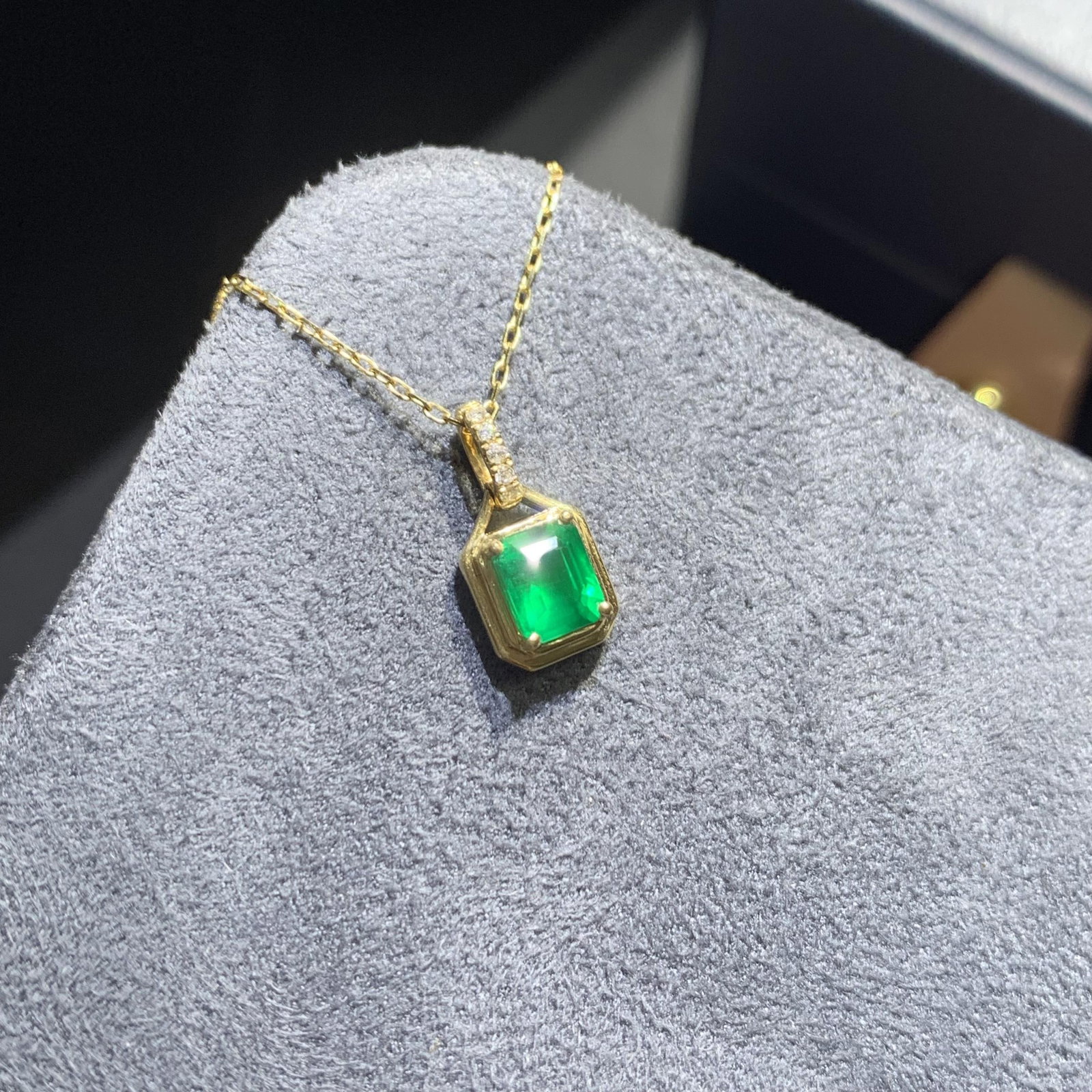 14k Gold 0.78 Ctw Vivid Green Natural Emerald & Diamond Necklace - 5