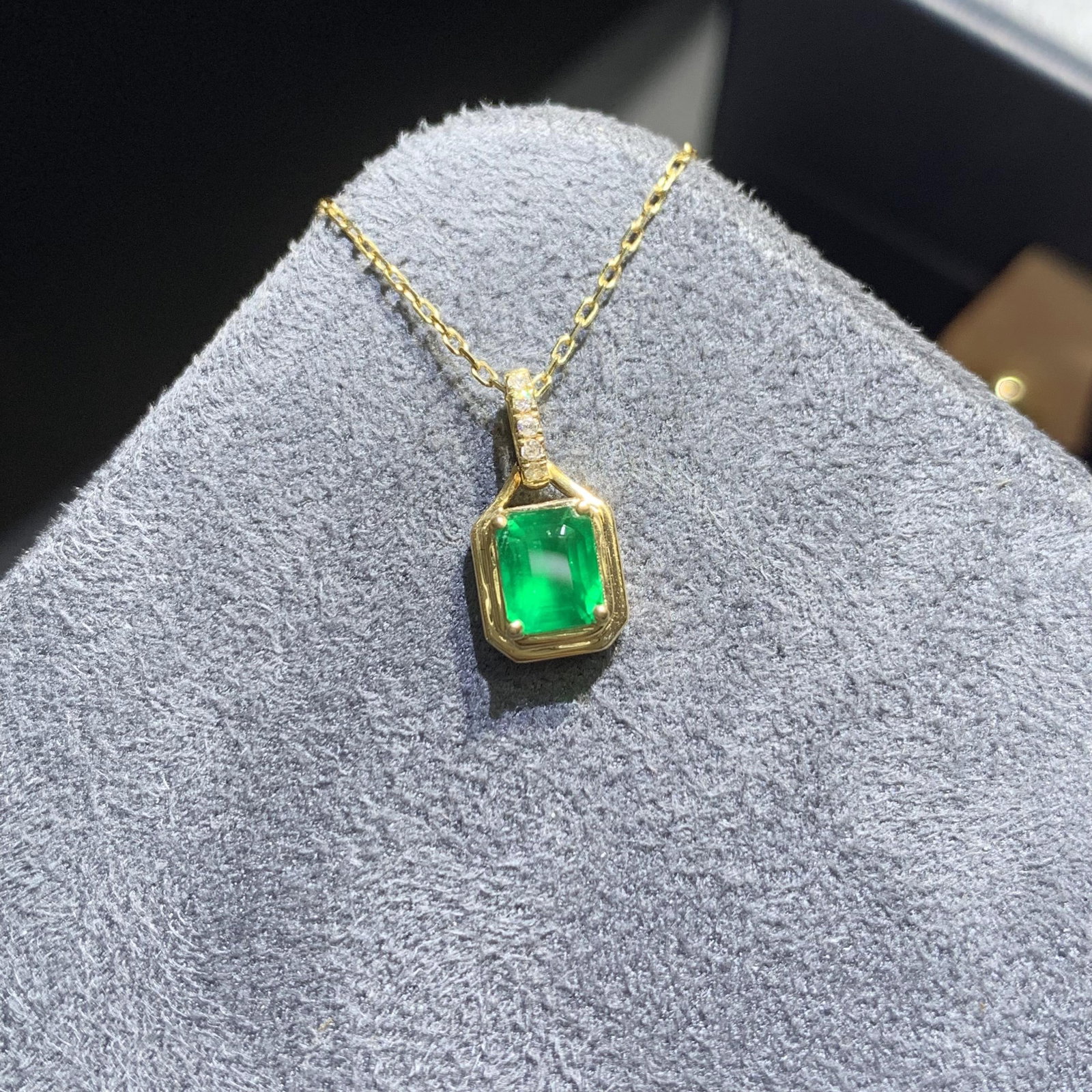 14k Gold 0.78 Ctw Vivid Green Natural Emerald & Diamond Necklace - 6