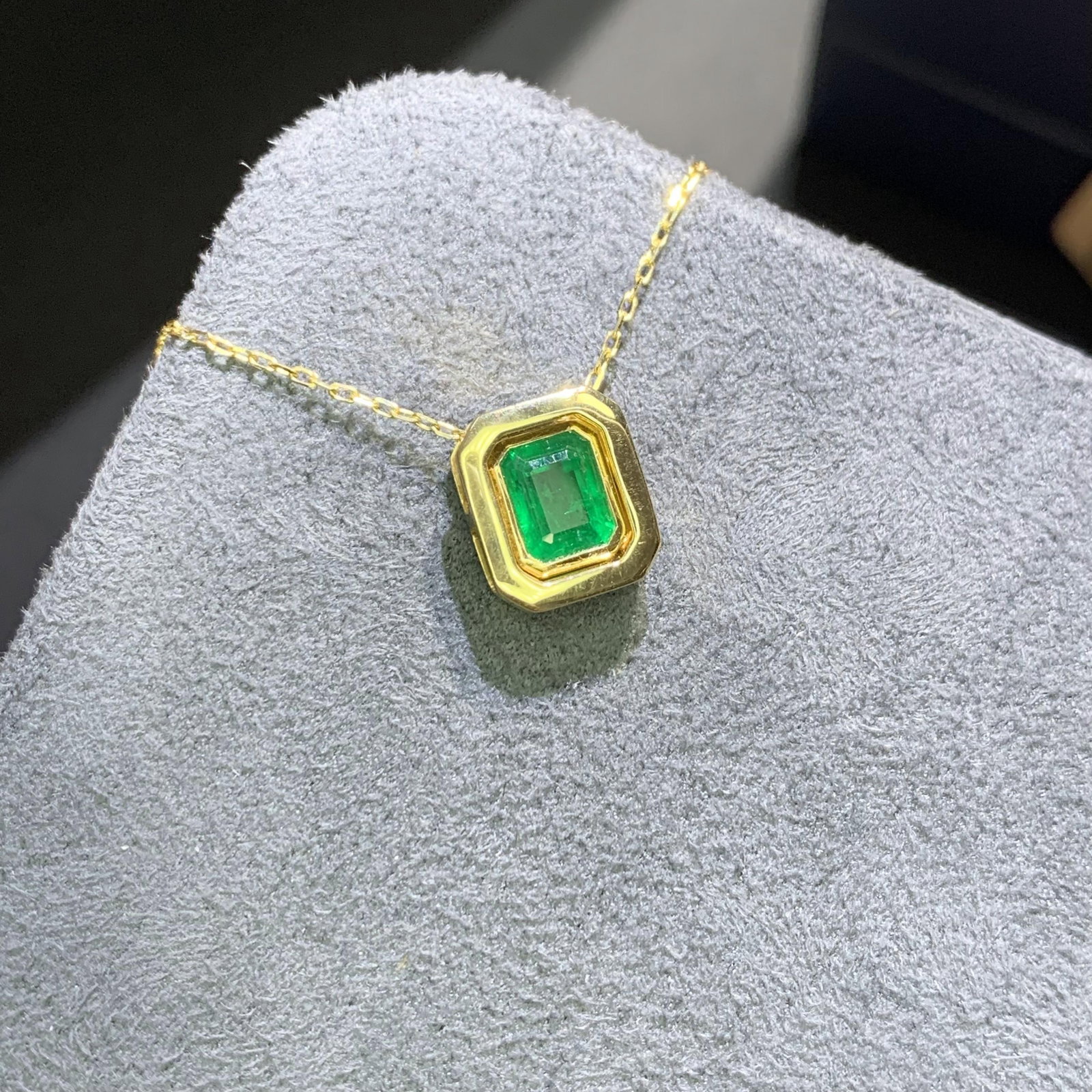 14k Gold 0.86 Ct Vivid Green Natural Emerald Necklace: Ref:230974427 // gold content:14k gold // main gemstone:emerald // shape:octagonal // carat weight:0. 86ct // color:vivid green // treatment:natural // Condition: New Low Estimate: 3100 High