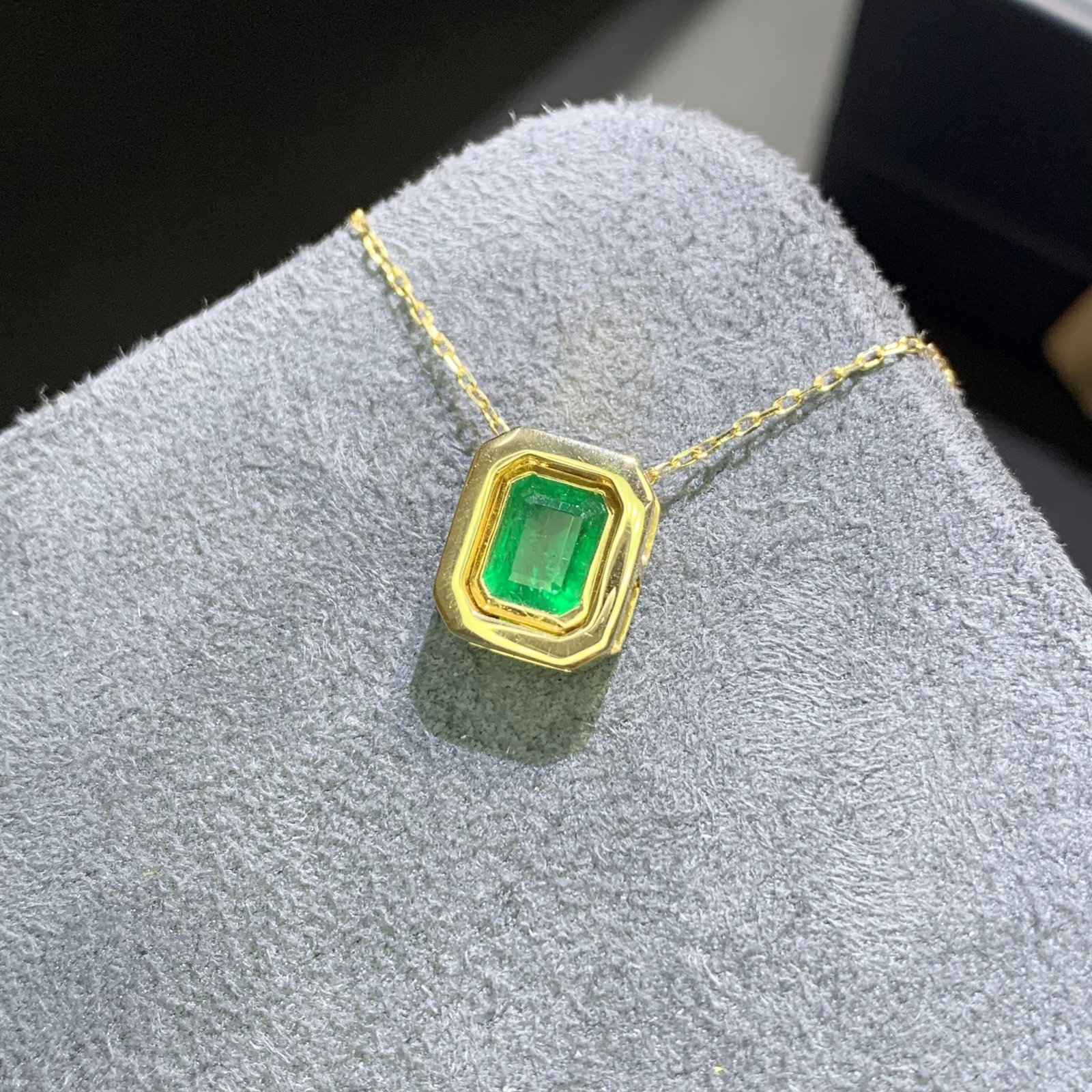 14k Gold 0.86 Ct Vivid Green Natural Emerald Necklace - 2