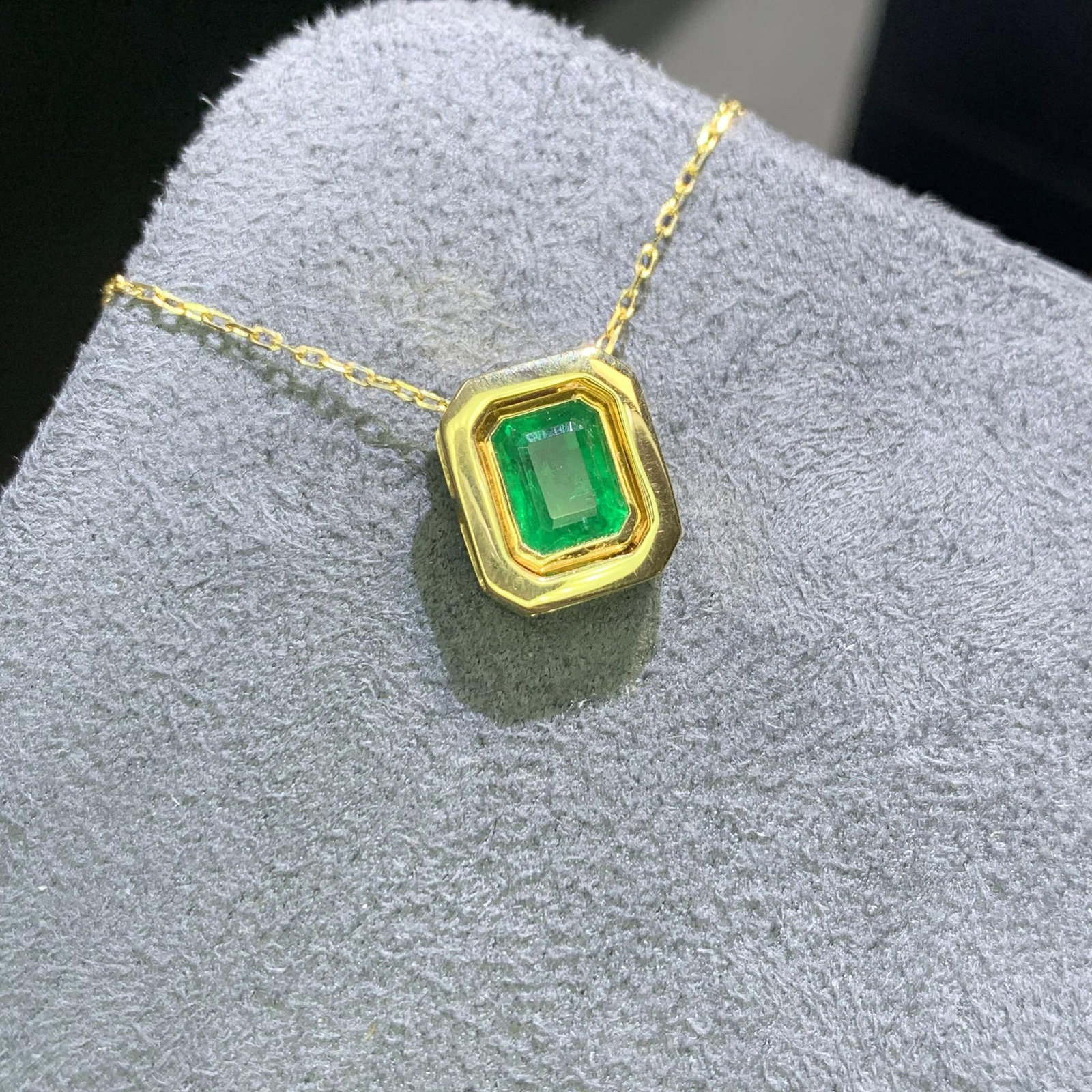 14k Gold 0.86 Ct Vivid Green Natural Emerald Necklace - 3