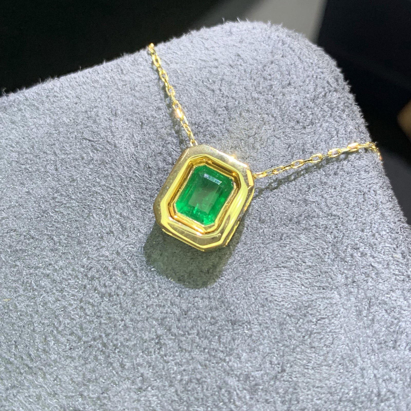 14k Gold 0.86 Ct Vivid Green Natural Emerald Necklace - 4
