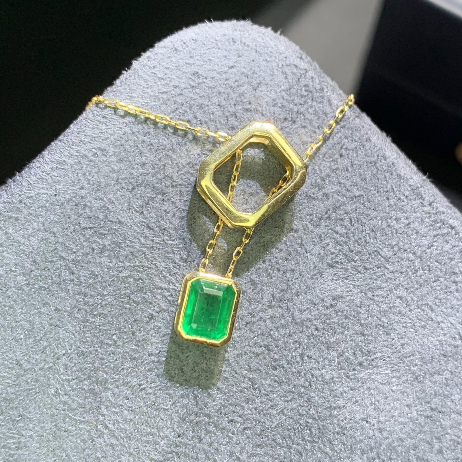 14k Gold 0.86 Ct Vivid Green Natural Emerald Necklace - 5