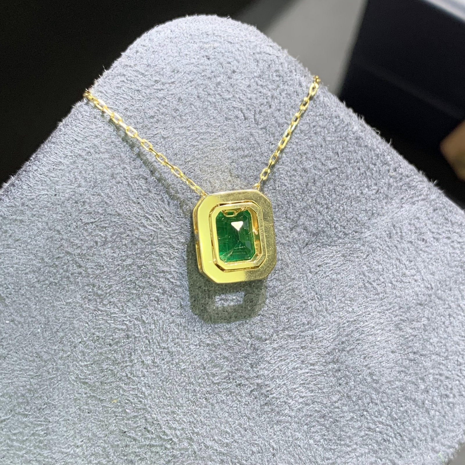 14k Gold 0.86 Ct Vivid Green Natural Emerald Necklace - 6