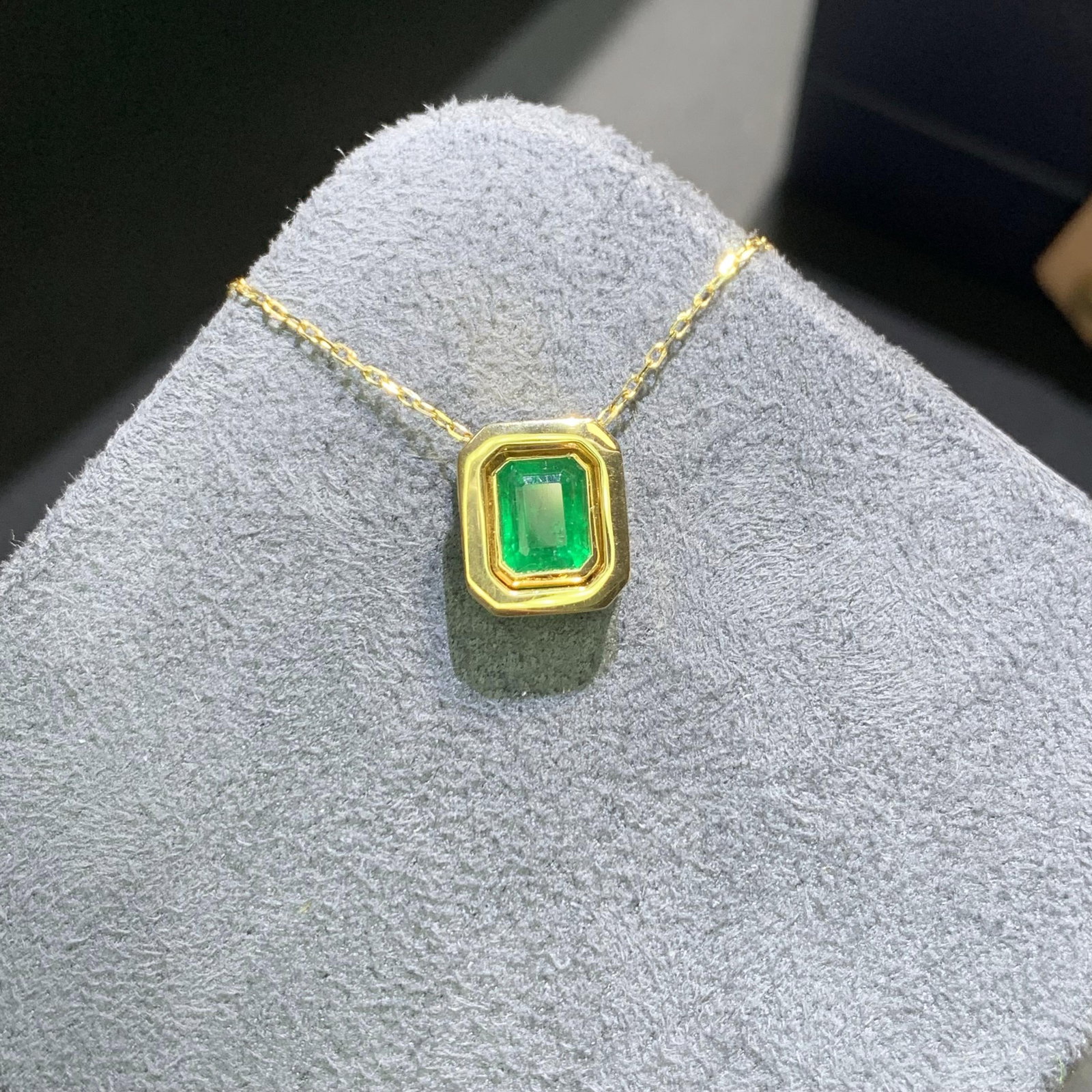 14k Gold 0.86 Ct Vivid Green Natural Emerald Necklace - 7
