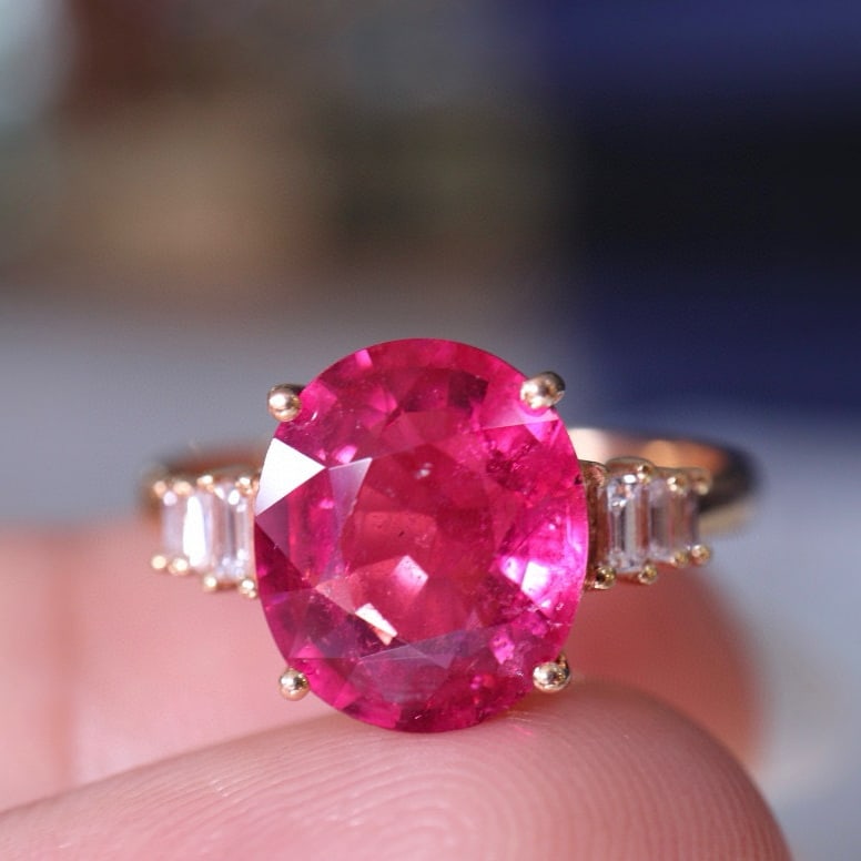 14k Gold 2.45 Ct Natural Tourmaline & Diamond Ring: Ref:230975075 // gold content:14k gold // ring size:7. 25us // // main gemstone:tourmaline // shape:oval // carat weight:2. 45ct // color:red // treatment:natural // // adjacent gemstone 2 : diamond