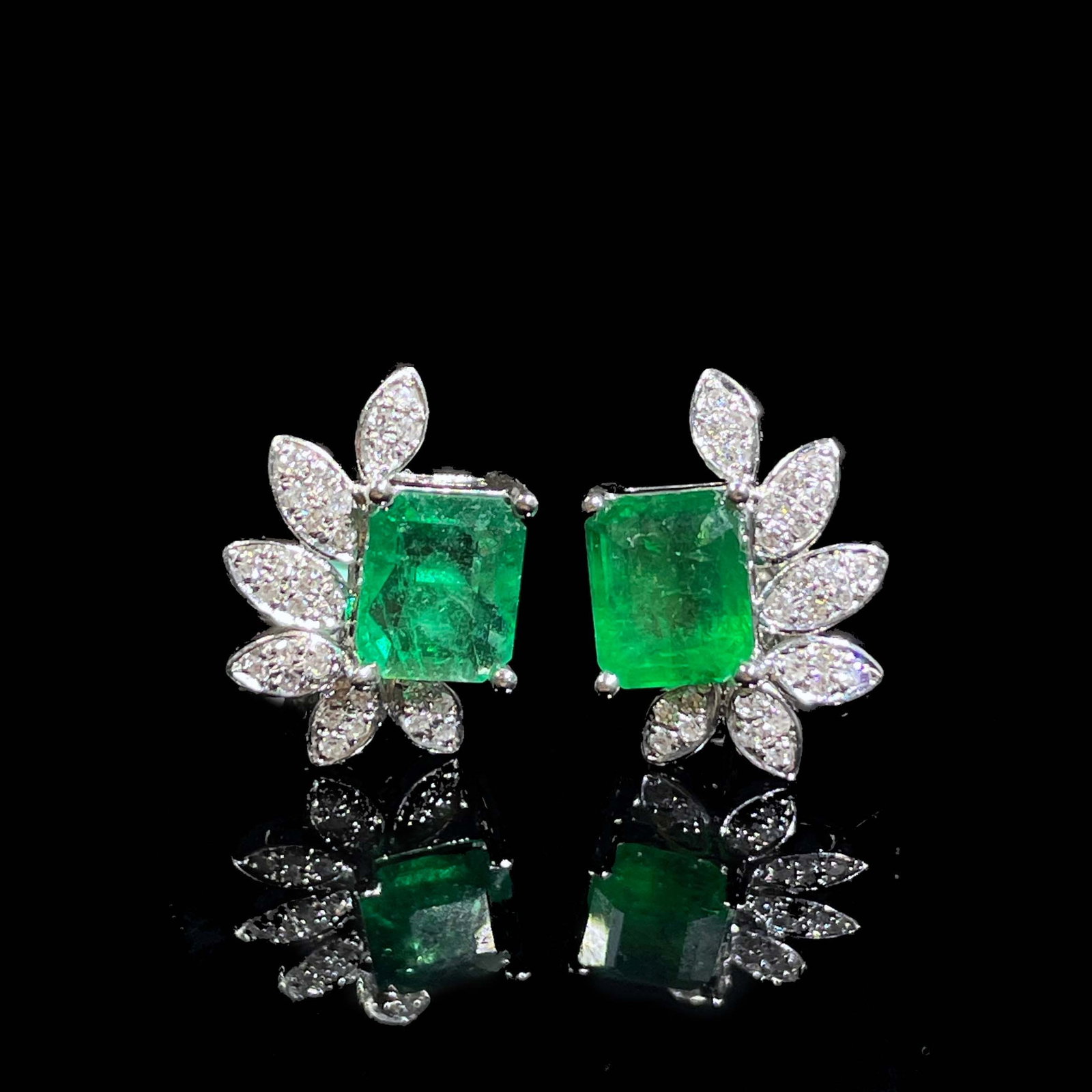14k Gold 1.82 Ctw Vivid Green Natural Emerald & Diamond Earrings: Ref:230975068 // gold content:14k gold // main gemstone:emerald // shape:octagonal // carat weight:1. 6ct // color:vivid green // treatment:natural // // adjacent gemstone 2 : diamond // shape:round