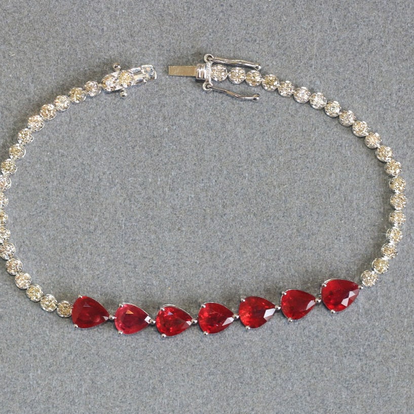 14k Gold 5.64 Ctw Natural Ruby & Diamond Bracelet: Ref:230975081 // gold content:14k gold // main gemstone:ruby // shape:pear // carat weight:4. 64ct // color:pigeonblood red // treatment:natural // // adjacent gemstone 2 : diamond // shape:round //
